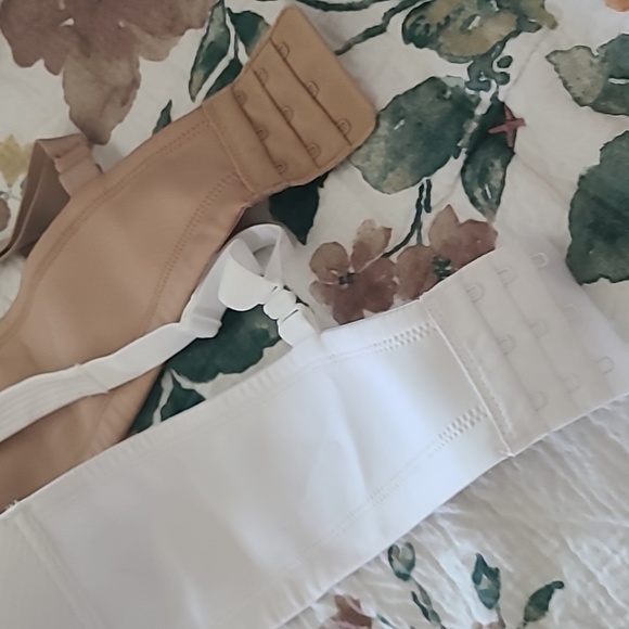 2 like new Vanity Fair bra size 40D nude white adjustable straps wireless - Picture 3 of 12